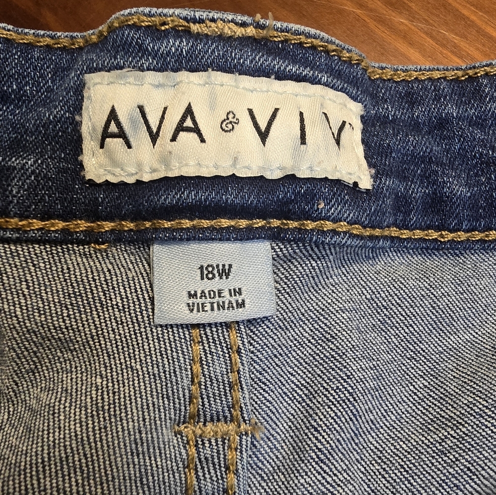 Ava & Viv Women's 18W Distressed Blue Jean Denim Capris - Picture 6 of 10